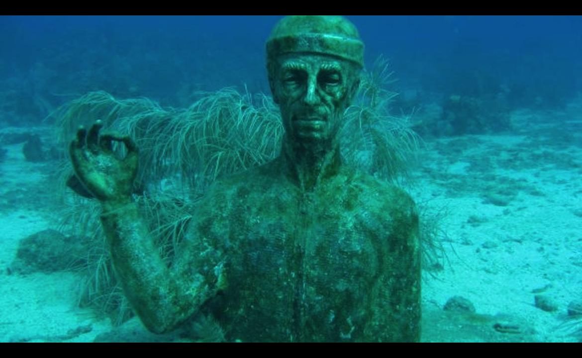 Buste du Commandant Cousteau dans la réserve marine de Guadeloupe Buste du Commandant Cousteau dans la réserve marine de Guadeloupe