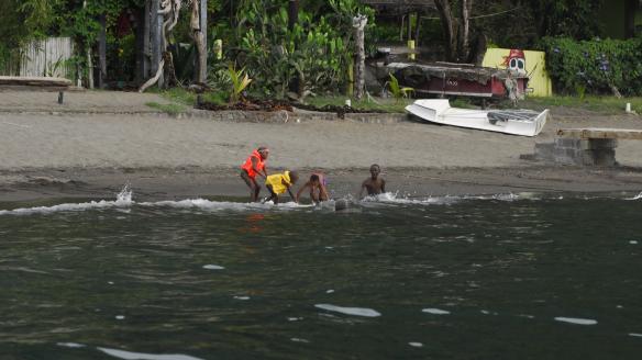 Enfants jouant dans l'eau à Wallilabu Bay sur l'île de Saint-Vincent