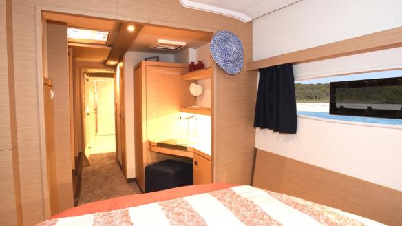 Belle visibilité et accessibilité pour la cabine propriétaire du Lucia 40 Belle visibilité et accessibilité pour la cabine propriétaire du Lucia 40