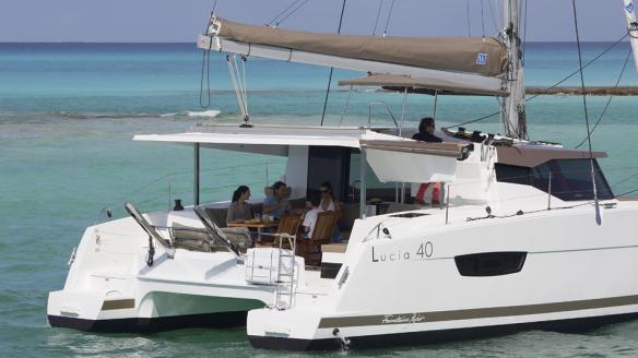 Le spacieux cockpit du Lucia 40 vous réserve de l'ombre grâce à son bimini Le spacieux cockpit du Lucia 40 vous réserve de l'ombre grâce à son bimini