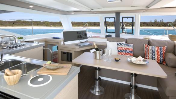 Vue dégagée et aménagements design sur le lucia 40 Vue dégagée et aménagements design sur le lucia 40