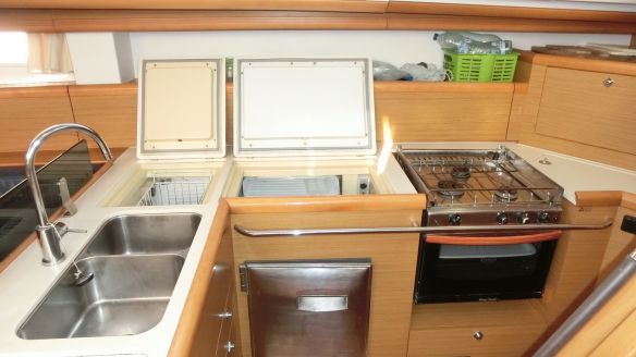 Côté cuisine sur le Sun Odyssey 50DS Côté cuisine sur le Sun Odyssey 50DS