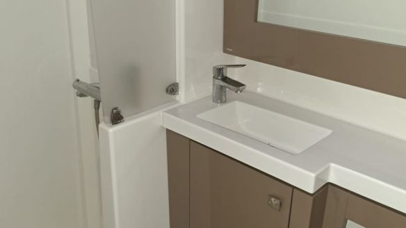 Saba 50 maestro: private shower room Saba 50 maestro: private shower room