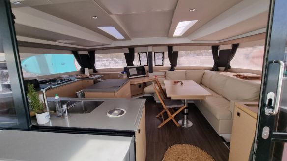 Saba 50 maestro : a spaciousn and bright interior Saba 50 maestro : a spaciousn and bright interior