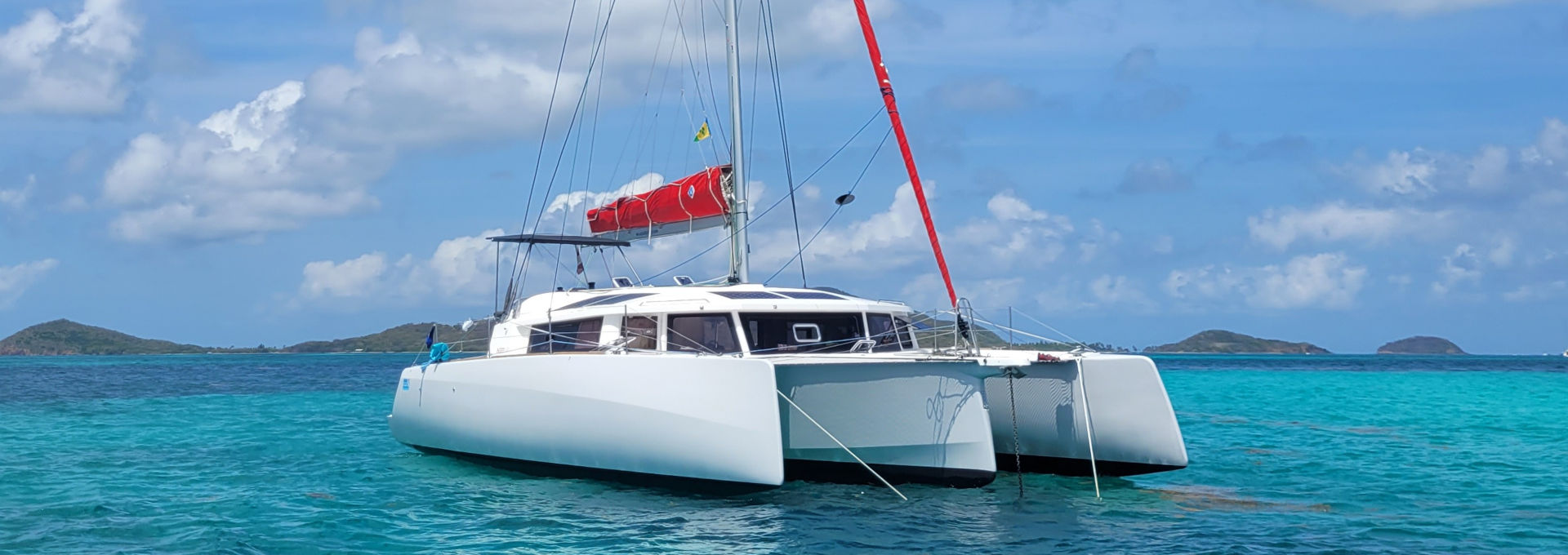Alneelam, NEEL 43 de A&C Yacht Charter au mouillage aux Grenadines